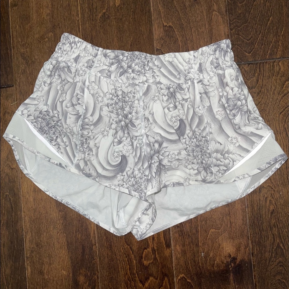 EUC Lululemon Hotty Hot 2.5 Inch Short Size 6